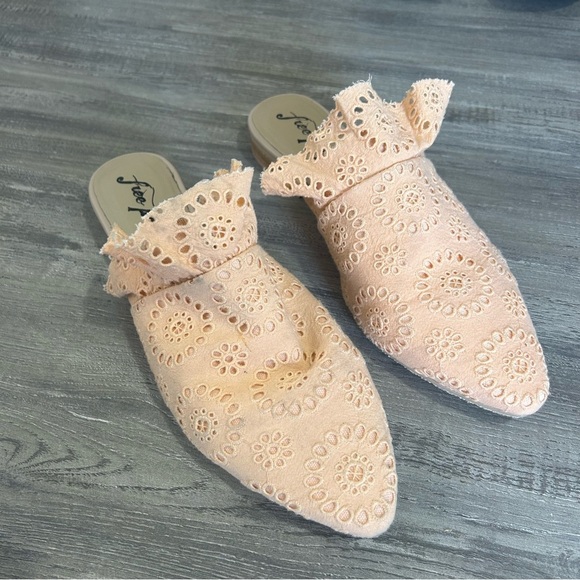 Free People Eyelet Ruffle Sienna Slip on Mule Flat Like New - Picture 3 of 9